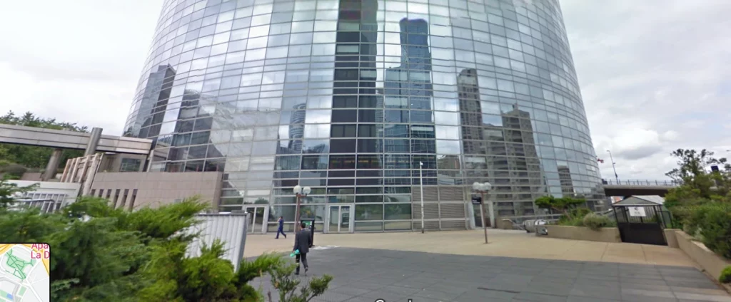 Las, la vraie photo de la Tour Séquoia ne correspond pas à la réalité.