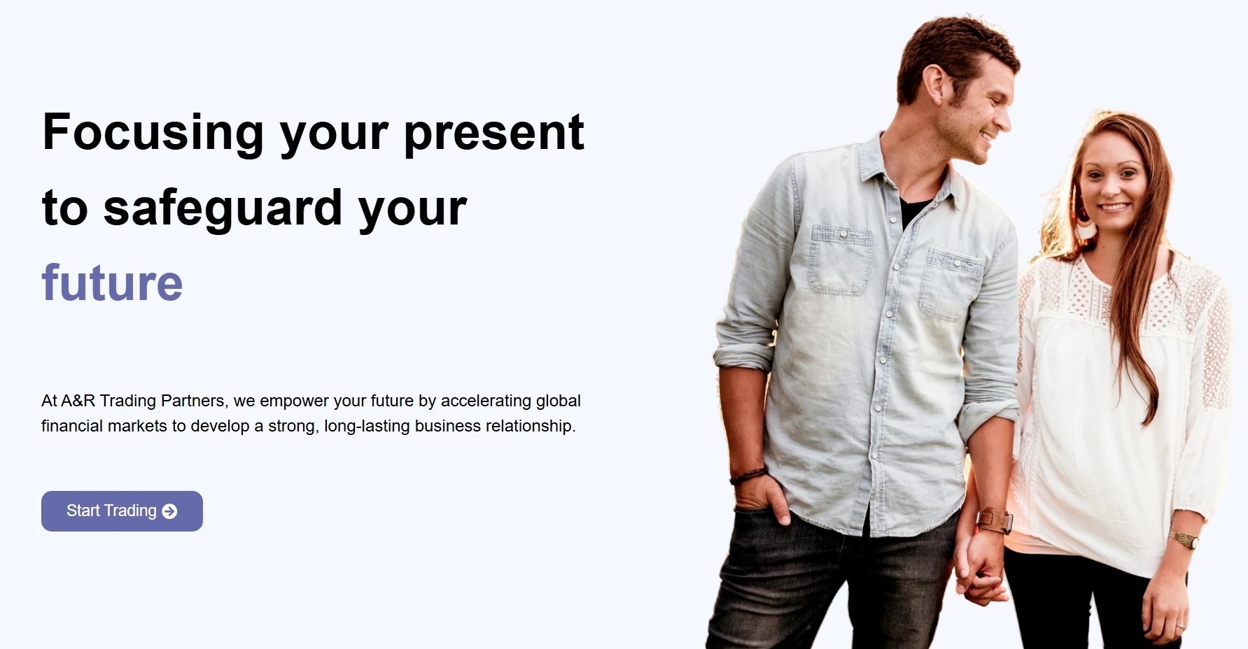 Couple souriant utilisé sur la page d’accueil du site A&R Trading Partners, placé à côté du slogan “Focusing your present to safeguard your future”, dans le but d’inspirer confiance.